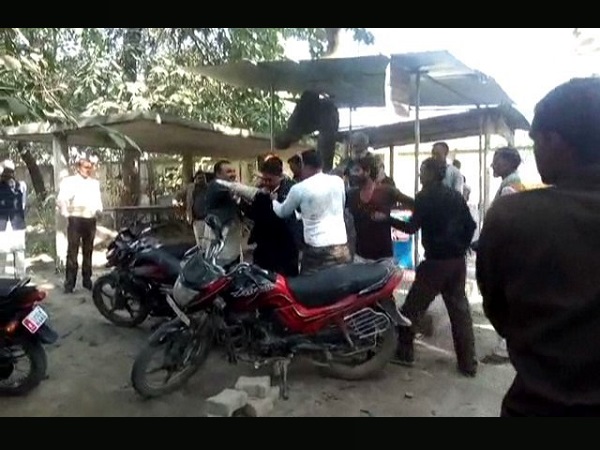 Lawyers in Rampur, Law, Lawyers fighting for Pakora, Lawyers fighting , crime, rampur, uttar pradesh, viral video, viral video rampur Lawyers in Rampur, Law, Lawyers fighting for Pakora, Lawyers fighting , crime, rampur, uttar pradesh, viral video, viral video rampur
