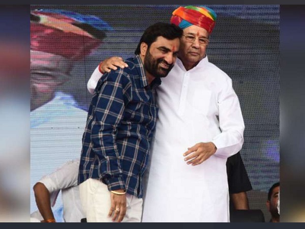 हनुमान बेनीवाल, Rajasthan Assembly Elections 2018, राजस्थान विधानसभा चुनाव 2018, assembly elections 2018, विधानसभा चुनाव 2018, अजमेर, Jaipur, Rajastan, Hanuman Beniwal, राजस्थान, जाट बहुल खींवसर विधानसभा, निर्दलीय प्रत्याशी, elections 2018, bjp, Congress, रालोपा, जयपुर, खींवसर विधानसभा, राष्ट्रीय लोकतांत्रिक पार्टी , राजस्थान चुनाव 2018, ashok gehlot, vasundhara raje, RajasthanElections2018