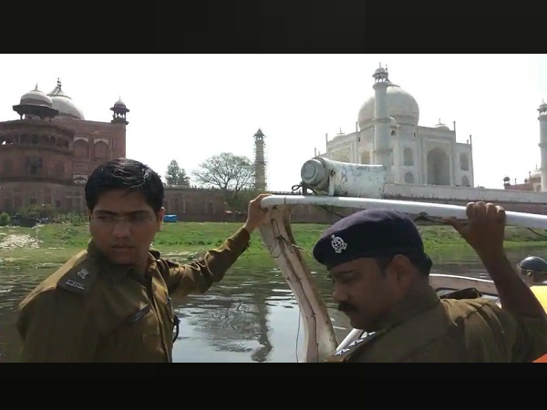tajmahal police, tajmahal, ताजमहल में गंगाजल, ताजमहल, गंगाजल, india, agra, namaz, mosque, Taj Mahal, ASI, Supreme Court, ताज महल, आगरा, ताजमहल विवाद, uttar pradesh, crime, politics, Controversy at Taj Mahal, Controversy