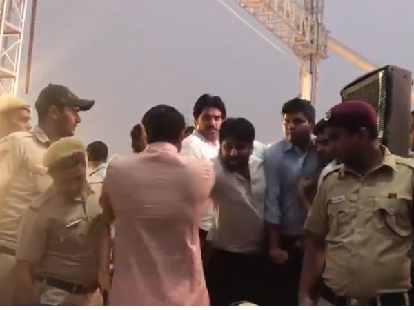  मनोज तिवारी अपने समर्थकों के साथ केजरीवाल के भाषण मंच के पास डटे रहे