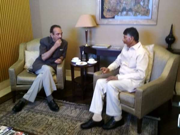 नायडू ने राहुल से मिलने से पहले जम्मू कश्मीर के पूर्व सीएम, नेशनल कॉन्फ्रेंस के नेता फारूक अब्दुल्ला, एनसीपी के शरद पवार और राज्यसभा में नेता विपक्ष गुलाम नबी आजाद से भी मुलाकात की। 