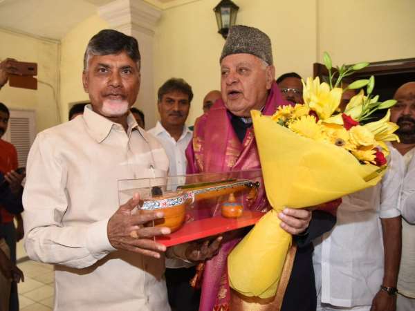 नायडू ने राहुल से मिलने से पहले जम्मू कश्मीर के पूर्व सीएम, नेशनल कॉन्फ्रेंस के नेता फारूक अब्दुल्ला, एनसीपी के शरद पवार और राज्यसभा में नेता विपक्ष गुलाम नबी आजाद से भी मुलाकात की। 