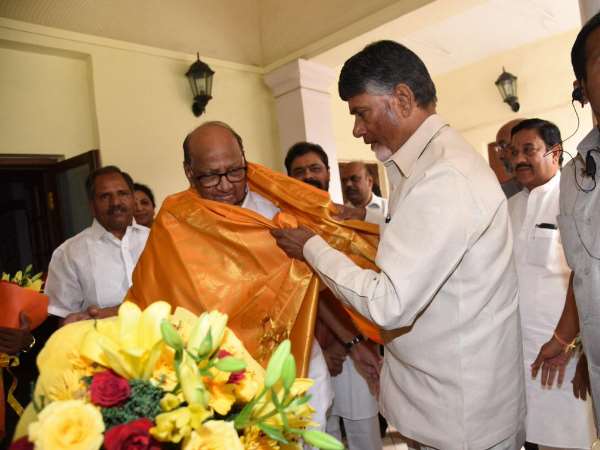 नायडू ने राहुल से मिलने से पहले जम्मू कश्मीर के पूर्व सीएम, नेशनल कॉन्फ्रेंस के नेता फारूक अब्दुल्ला, एनसीपी के शरद पवार और राज्यसभा में नेता विपक्ष गुलाम नबी आजाद से भी मुलाकात की। 