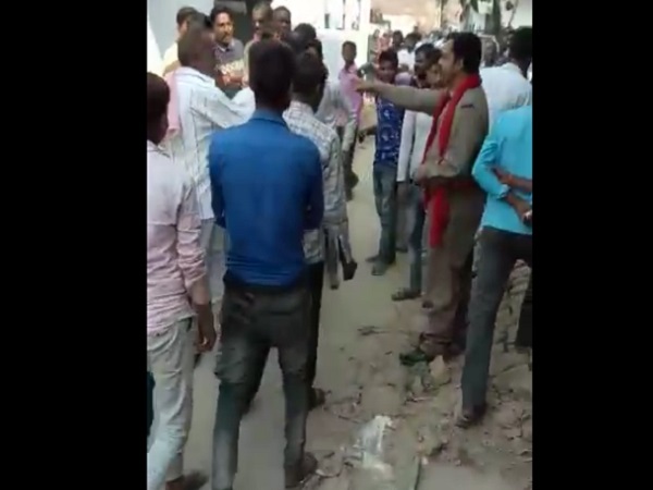 जुआरियों को जुआ खेलने से रोका तो ​पीट दिए यूपी-100 के सिपाही, वर्दी उतारी