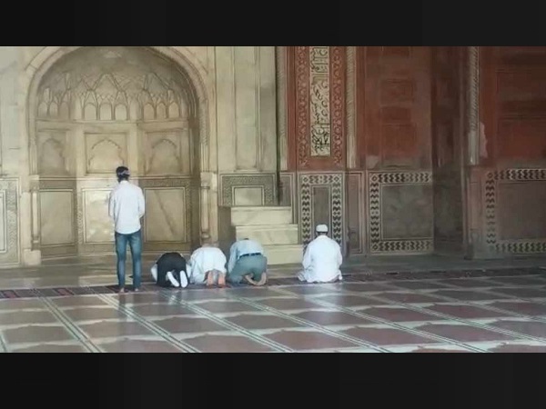 यूपी: ताजमहल पर पढ़ी गई नमाज को लेकर आरटीआई रिपोर्ट में हुआ यह चौंकाने वाला खुलासा यूपी: ताजमहल पर पढ़ी गई नमाज को लेकर आरटीआई रिपोर्ट में हुआ यह चौंकाने वाला खुलासा