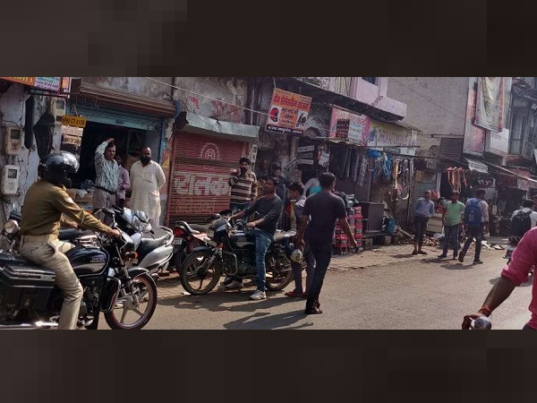 चौकी प्रभारी समेत 17 सिपाहियों पर गिरी गाज