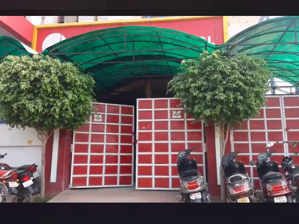  सरकारी स्कूल का हेडमास्टर ड्यूटी छोड़ अपने खुद के स्कूल में चला जाता था पढ़ाने, वीडियो