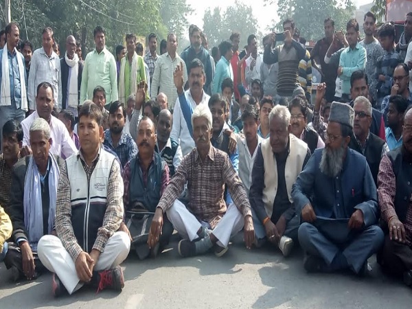 पति ने मारा तहसीलदार को चांटा तो MLA माधुरी बोलीं— तहसीलदार ने ही तान दी थी रिवॉल्वर पति ने मारा तहसीलदार को चांटा तो MLA माधुरी बोलीं— तहसीलदार ने ही तान दी थी रिवॉल्वर
