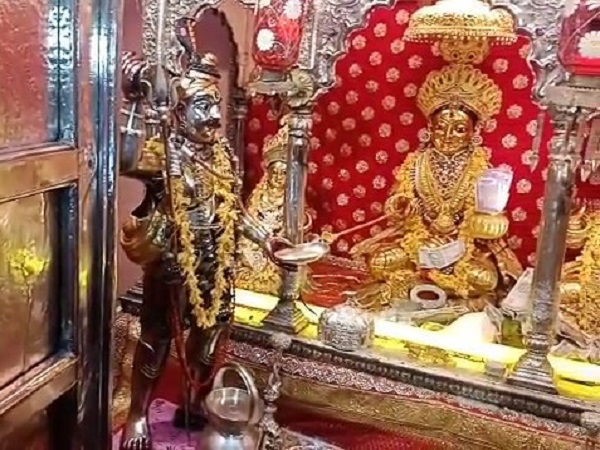 दुनिया का अकेला मंदिर, जहां खजाना दिया जाता है