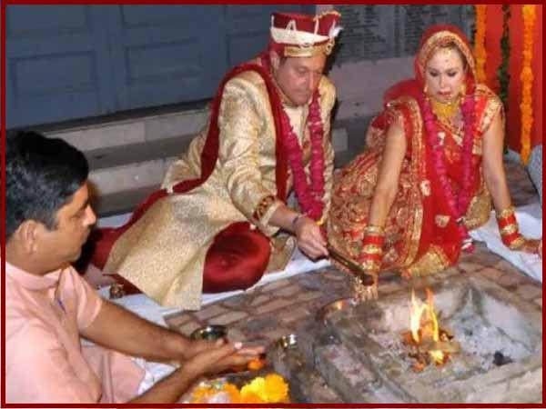 spanish couple get married in agra through indian tradition