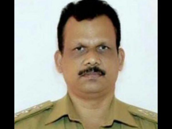 तिरुवनंतपुरम। केरल पुलिस के डीएसपी बी हरिकुमार मंगलवार को अपने घर पर मृत पाए गए। माना जा रहा है कि हरिकुमार ने फांशी लगाकर आत्महत्या कर ली। बीते हफ्ते कथित तौर पर उन्होंने सनल नाम के युवक को चलती कार के सामने धक्का दे दिया था। जिससे युवक की मौत हो गई थी। मामले में हरिकुमार के खिलाफ हत्या का मामला दर्ज हुआ था और वो फरार बताए गए थे। तिरुवनंतपुरम जिले के नेयतिंकारा में पुलिस उपाधीक्षक (डीएसपी) बी हरिकुमार पर आरोप था कि उनका एक शख्स से पार्किंग को लेकर झगड़ा हुआ था, जिस पर उन्होंने कथित तौर पर युवक कोचलती कार के आगे धक्का दे दिया। जिससे युवक की मौत हो गई। मामला मुख्यमंत्री पी विजयन तक भी पहुंचा था और उन्होंने घटना की गंभीरता को देखते हुए डीएसपी को निलंबित कर एसपी को मामले की जांच सौंपी थी। हरिकुमार के खिलाफ 302 के तहत मामला दर्ज हुआ था। यह घटना सोमवा रात की है जब हरिकुमार ने रोड किनारे खड़ी सनल की कार को हटाने के लिए कहा। स्थानीय लोगों ने घटना को लेकर कहा कि दोनों के बीच में बहस हुई उसके बाद अधिकारी ने एक चलती कार के सामने सनल को धक्का दे दिया।स्थानीय लोगों ने कहा कि हरिकुमार यूनिफॉर्म में नहीं थे और वे पास में भी एक घर से आ रहे थे। घटना के बाद आरोपी डीएसपी की तत्काल गिरफ्तारी की मांग को लेकर लोड सड़क जाम की थी, विपक्ष के नेताओं ने भी ये मामला उठाया था।