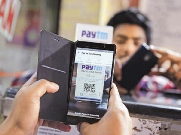 सर्विस सेंटर में अपना फोन ठीक कराने को दिया था