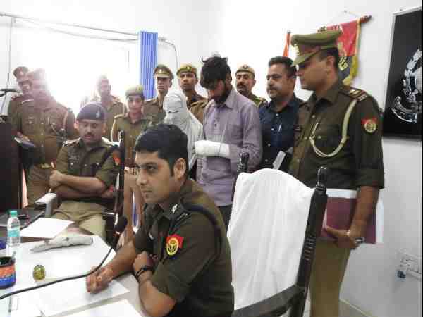 तमंचे के लिए पत्नी ने खुद दिए थे पैसे