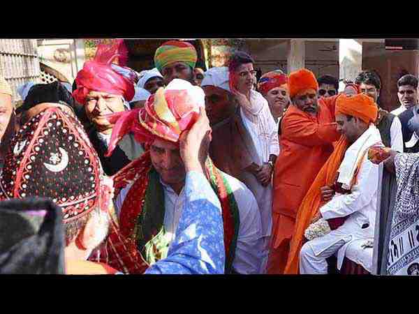 राहुल को जियारत करवाकर तबर्रुख किया भेंट राहुल को जियारत करवाकर तबर्रुख किया भेंट