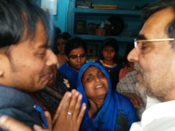 बराबर में खड़े थे पुलिस स्टेशन इंचार्ज