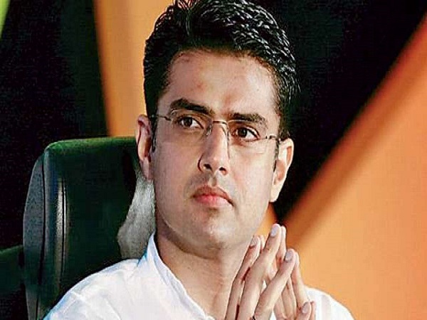 किसानों की कर्जमाफी कांग्रेस का बड़ा वादा, आय दुगुनी करेगी बीजेपी