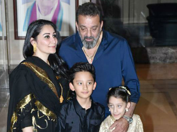 बीवी-बच्चों संग मीडिया को दिया पोज 