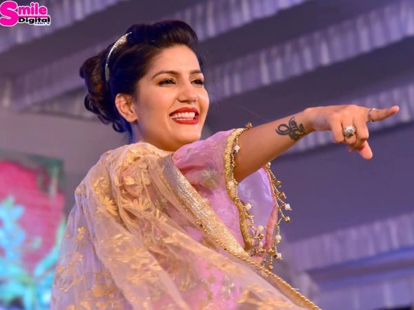 मंच पर चढ़े लोग, बाउंसरों ने मुक्के मारकर उतारा