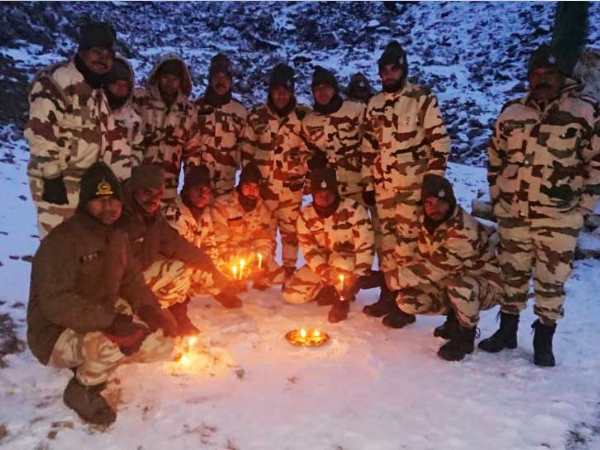 अमृतसर। दिवाली का त्योहार देशभर में हर्षोल्लास के साथ मनाया जा रहा है। देश की सुरक्षा में लगे जवान भी अपनी तरह से त्योहार मना रहे हैं। वाघा-अटारी बॉर्डर पर दिवाली मना रहे बॉर्डर सिक्योरिटी फोर्स (बीएसएफ) के जवानों की दिवाली मनाते हुए वीडियो आया है। इसमें जवान फुलझडियां चलाते और ढोल की थाप पर नाचते दिख रहे हैं। भारत-पाकिस्तान बॉर्डर पर दीपावली के मौके पर बीएसएफ की ओर से पाकिस्तानी रेंजर्स को मिठाई भी भेंट की जाएगी। बीएसएफ डीजी रजनीकांत मिश्रा की ओर से अटारी स्थित वाघा बॉर्डर पर पाकिस्तानी रेंजर्स को मिठाई दी जाएगी। इसके अलावा बॉर्डर के उन सभी कांटेक्ट प्वाइंट पर भी दीपावली मिलन समारोह आयोजित होगा, जहां पर दोनों देशों की बॉर्डर गार्ड फोर्स के प्रतिनिधि आधिकारिक तौर पर मिलते हैं। इससे पहले गणतंत्र दिवस और ईद पर बीएसएफ ने मिठाई का आदान-प्रदान नहीं किया था लेकिन इस दिवाली बीएसएफ अच्छी पहल करते हुए पाक को मिठाई भेंट करेगी। जीरो से नीचे के तापमान में लद्दाख के खारदुंग ला में इंडो तिब्बतन बॉर्डर पुलिस (आईटीबीपी) के जवानों ने भी दीये जलाकर दिवाली मनाई। बता दें कि प्रधानमंत्री नरेंद्र मोदी बुधवार को उत्तराखंड में देश के आईटीबीपी जवानों के साथ दीपावली मनाएंगेष पहले वह केदारनाथ में दर्शन करेंगे और फिर जवानों के साथ त्योहार में शामिल होंगे।