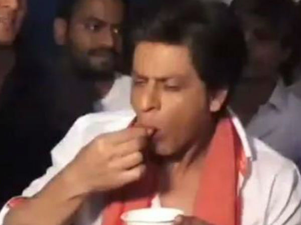 सड़क किनारे गोलगप्पे खाते दिखे शाहरुख खान,