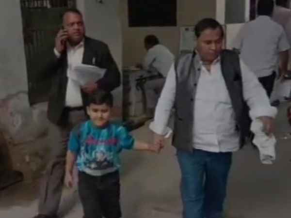 पड़ौसी धर्म परिवर्तन करने का बना रहे है दबाव