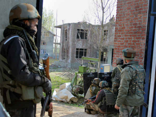 एक पाकिस्‍तानी आतंकी भी ढेर 