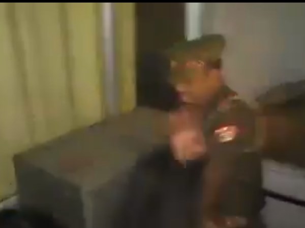 साथी को हिरासत में लेने से नाराज वकीलों ने काटा हंगामा