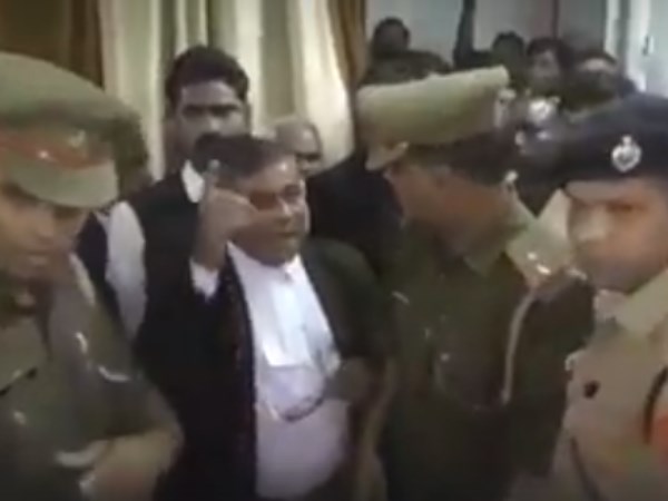 छापेमारी के दौरान भारी मात्रा में अवैध शराब मिली