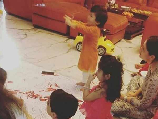 कुर्ता-पाजामा में दिखे तैमूर