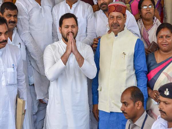 दो-दो परेशानियों में घिरे तेजस्वी दो-दो परेशानियों में घिरे तेजस्वी