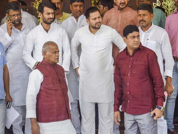 मीडिया के सवालों पर भड़के तेजस्वी मीडिया के सवालों पर भड़के तेजस्वी