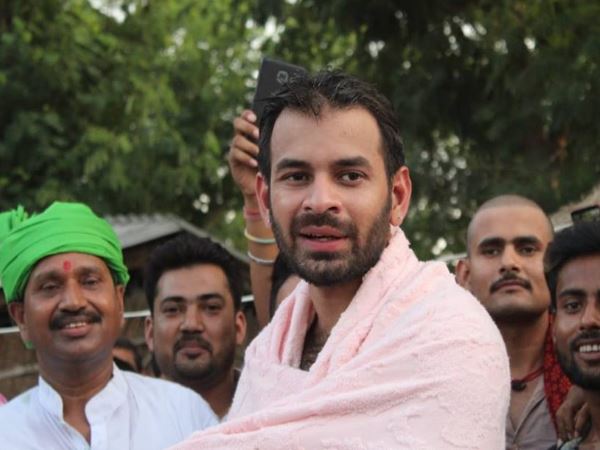 लालू यादव से मिलने पहुंचे तेजस्वी