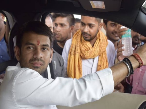 यूपी: मथुरा के इस मंदिर में दिखे तेज प्रताप यादव, सीसीटीवी में हुई रिकॉर्ड यूपी: मथुरा के इस मंदिर में दिखे तेज प्रताप यादव, सीसीटीवी में हुई रिकॉर्ड