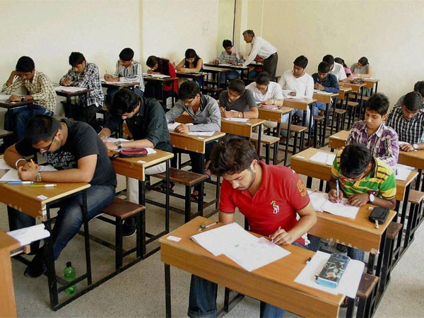 लेखपाल भाभी ने ननद की ली जगह