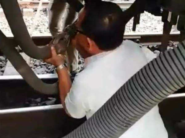 VIDEO: पटरी पर था गार्ड, तभी चल पड़ी ट्रेन, ऐसे बची जान