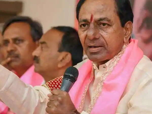 गुलाबी रंग को देखकर मतदाता टीआरएस को दे देंगे वोट