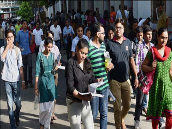 यूपीटीईटी 2018: परीक्षा में रिकॉर्ड तोड़ अभ्यर्थी हुए शामिल, कहीं पकड़े गए सॉल्वर तो कहीं मचा हंगामा