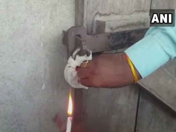 करीब 10 से 12 करोड़ रुपये का पटाखा करीब 10 से 12 करोड़ रुपये का पटाखा