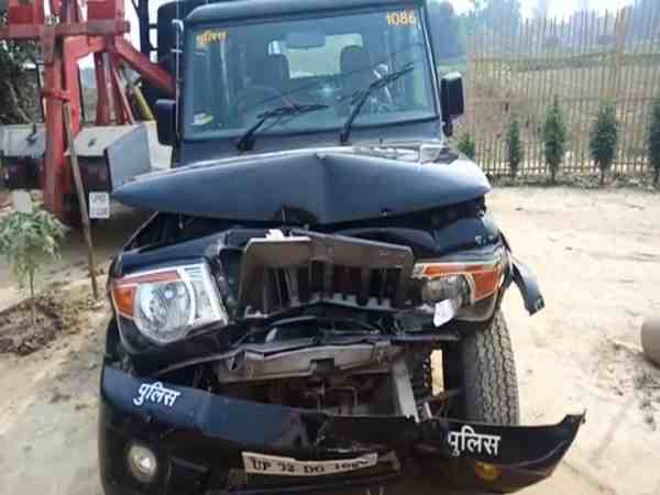 यूपी: गश्त कर रही पुलिस कार का हुआ एक्सिडेंट, एक की मौत दो घायल