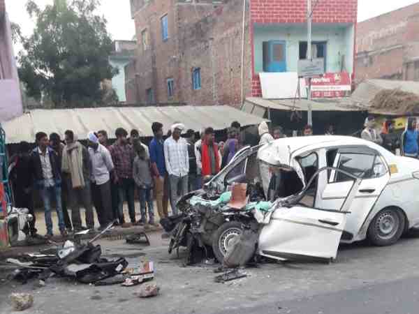 यूपी: दीपावली मनाने के लिए घर जा रहे कार सवारों की सड़क हादसे में हुई मौत, एक की हालत गंभीर 