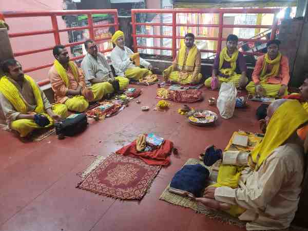 यूपी: गृह कलेश से बचने के लिए तेज प्रताप ने ली मा विंध्यवासिनी की शरण, करा रहे हैं पूजा-पाठ
