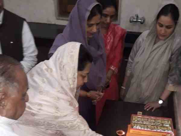यूपी: शिवपाल के घर पहुंच मुलायम सिंह यादव ने मनाई दीपावली, अखिलेश का परिवार था गायब