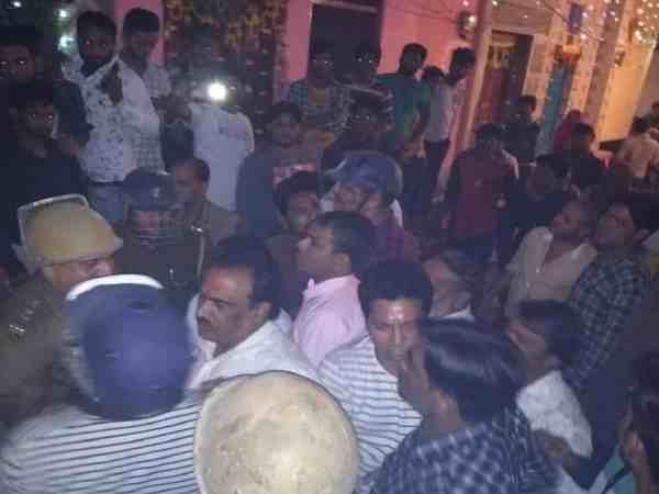 यूपी: युवती से छेड़छाड़ के बाद दो गुट आपस में भिडे़, जमकर हुई फायरिग और पथराव, इलाके में तनाव