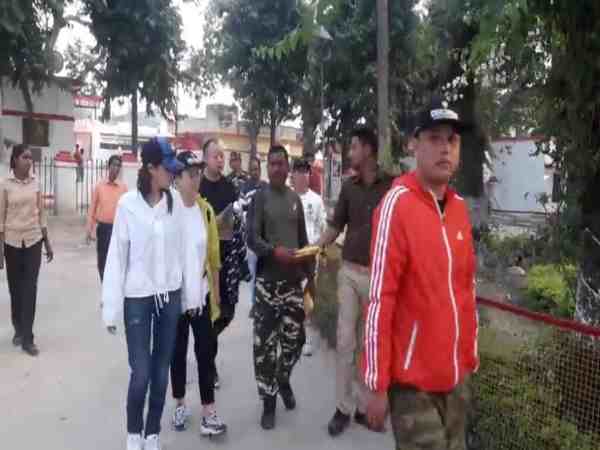 यूपी: भारत-नेपाल सीमा पर पहुंचे 6 चीनी नागरिक, खुफिया एजेंसी कर रही पूछताछ यूपी: भारत-नेपाल सीमा पर पहुंचे 6 चीनी नागरिक, खुफिया एजेंसी कर रही पूछताछ