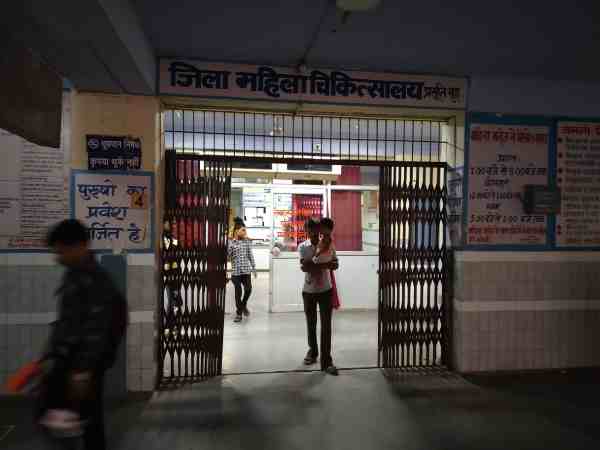 यूपी: चलती ट्रेन में महिला ने दिया बच्चे को जन्म, स्टेशन पहुंचने से पहले मौजूद थी 102 एंबुलेंस
