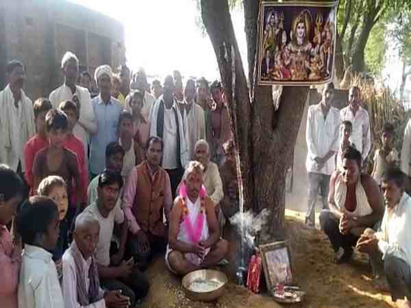 यूपी: सपने में भगवान ने दिया दर्शन, सुबह उठकर देखा तो पेड़ से निकल रहा था दूध- ग्रामीण