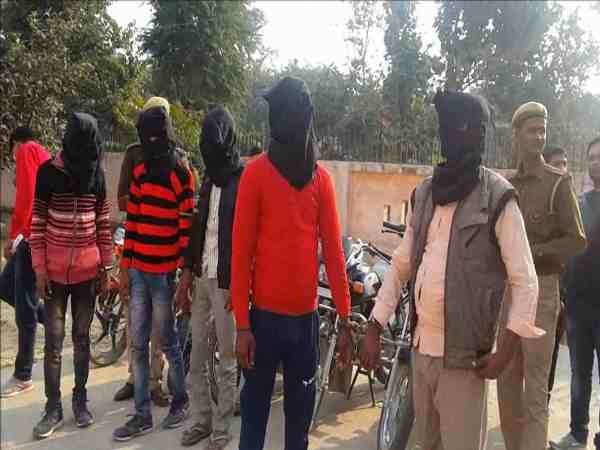 यूपी: पढ़ाई करने के साथ ही ये 5 दोस्त बन गए लुटेरे, महंगे शौक पूरा करने के लिए करते थे लूट, वीडियो