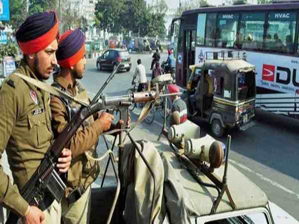 हिमाचल प्रदेश: सेना की वर्दी में घुसे सात आतंकी, पुलिस ने जारी किया हाईअलर्ट हिमाचल प्रदेश: सेना की वर्दी में घुसे सात आतंकी, पुलिस ने जारी किया हाईअलर्ट