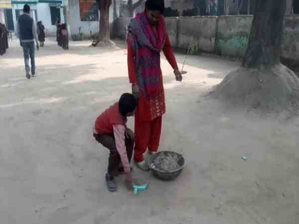 यूपी: खस्ताहाल होती जा रही है सरकारी स्कूलों में पढ़ाई, बच्चों से कराया जा रहा सफाई का काम, वीडियो