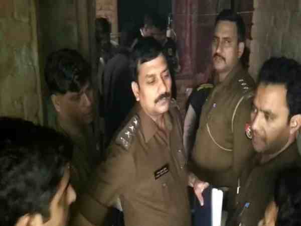 यूपी: गृहकलेश से तंग आकर इस शख्स ने की पत्नी और बेटी की हत्या, बाद में खुद भी लगाई फांसी
